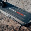 Teverun Fighter Mini Q — plateau antidérapant et béquille, sur un chemin Teverun Fighter Mini Q — plateau antidérapant et béquille, sur un chemin