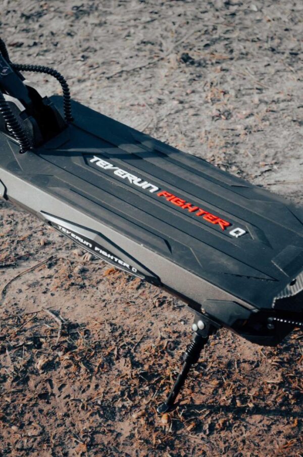 Teverun Fighter Mini Q — plateau antidérapant et béquille, sur un chemin Teverun Fighter Mini Q — plateau antidérapant et béquille, sur un chemin