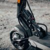 Teverun Fighter Mini Q — roue avant et suspension à ressort, en extérieur Teverun Fighter Mini Q — roue avant et suspension à ressort, en extérieur