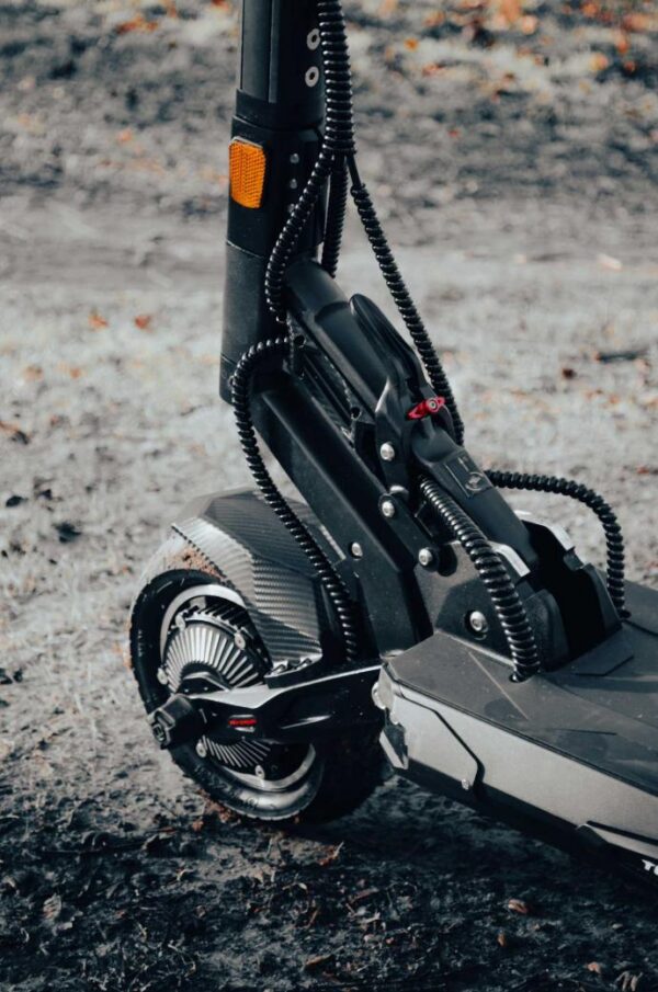 Teverun Fighter Mini Q — roue avant et suspension à ressort, en extérieur Teverun Fighter Mini Q — roue avant et suspension à ressort, en extérieur