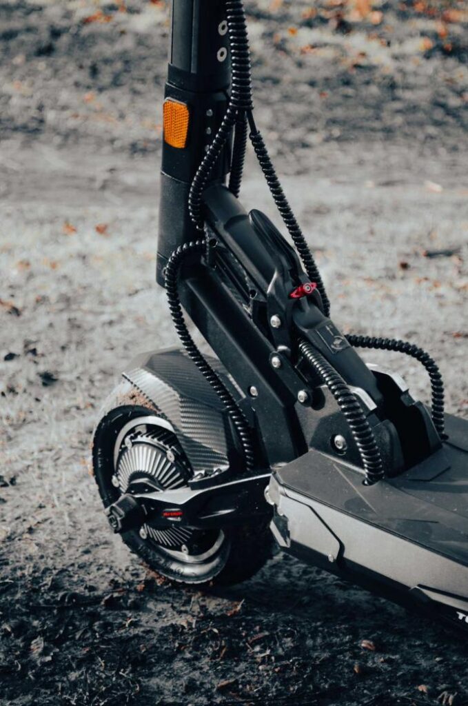 Teverun Fighter Mini Q — roue avant et suspension à ressort, en extérieur
