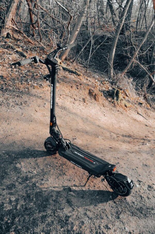 Teverun Fighter Mini Q en forêt, trottinette électrique tout-terrain Teverun Fighter Mini Q en forêt, trottinette électrique tout-terrain