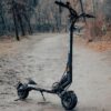 Teverun Fighter Mini Q sur un chemin de terre, trottinette électrique dépliée Teverun Fighter Mini Q sur un chemin de terre, trottinette électrique dépliée