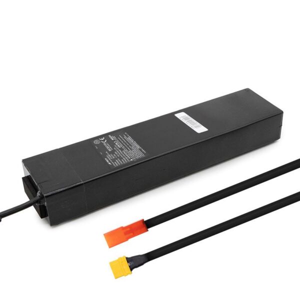 Batterie 36 V 5,2 Ah de trottinette UrbanGlide 85 City, boîtier noir et ses deux câbles de sortie Batterie 36 V 5,2 Ah de trottinette UrbanGlide 85 City, boîtier noir et ses deux câbles de sortie