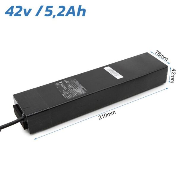 Dessin coté de la batterie 36 V 5,2 Ah : 210 mm de long, 76 mm de large, 42 mm d'épaisseur Dessin coté de la batterie 36 V 5,2 Ah : 210 mm de long, 76 mm de large, 42 mm d'épaisseur