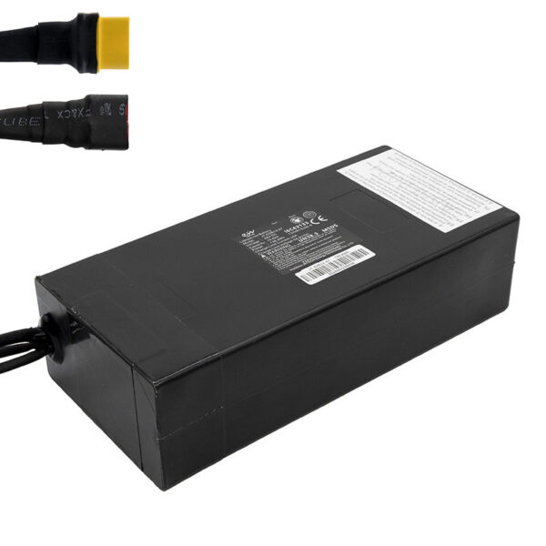 Batterie de trottinette 48 V 15,6 Ah, boîtier noir, avec ses connecteurs de puissance et de charge