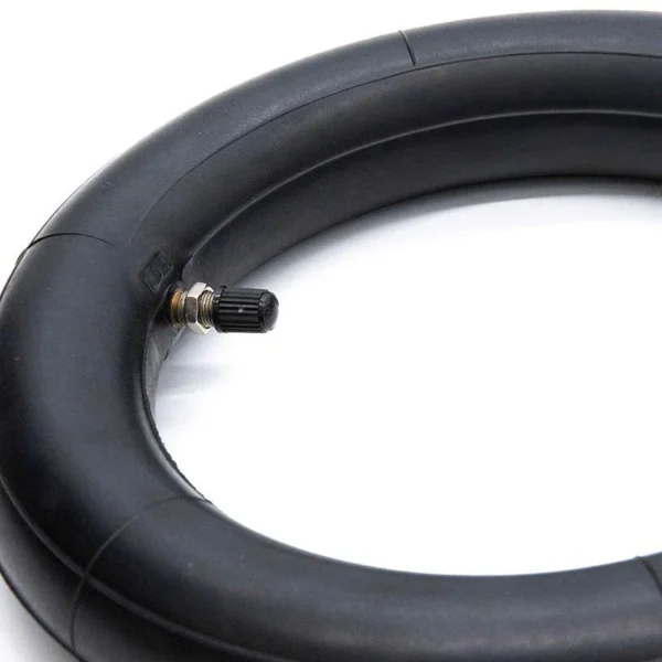 Chambre à air renforcée 8,5 × 2 à valve droite, vue de trois quarts