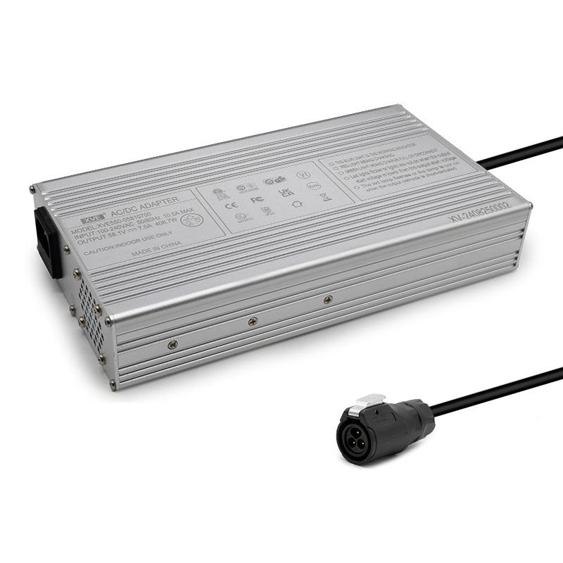 Chargeur rapide 52 V 7 A, boîtier aluminium à ailettes, avec son connecteur de sortie LP16 à trois broches