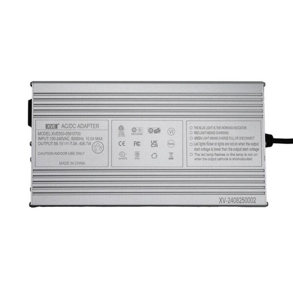 Étiquette du chargeur 52 V : sortie 58,1 V 7 A 406,7 W, entrée 100-240 V, et signification des voyants