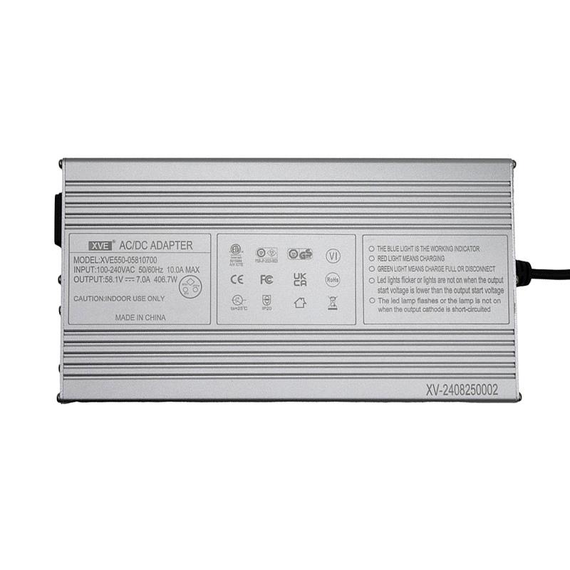 Étiquette du chargeur 52 V : sortie 58,1 V 7 A 406,7 W, entrée 100-240 V, et signification des voyants