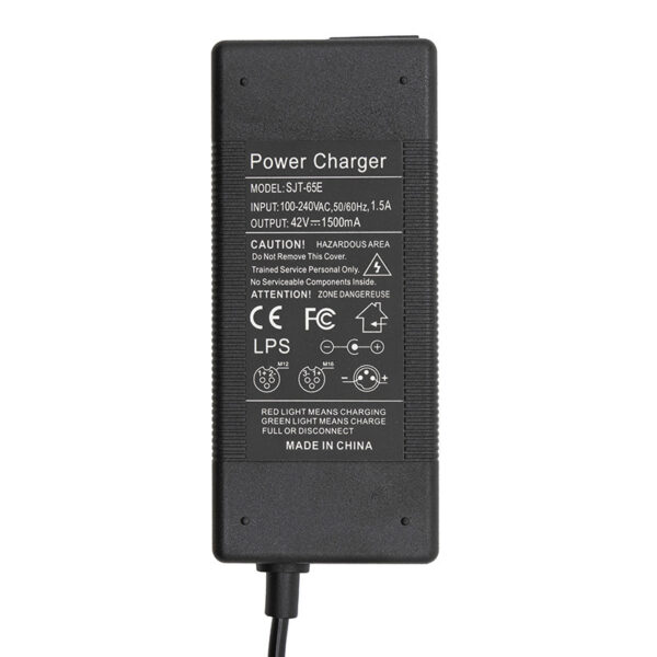 Étiquette du chargeur Xiaomi M365 indiquant entrée 100-240 V et sortie 42 V 1500 mA Étiquette du chargeur Xiaomi M365 indiquant entrée 100-240 V et sortie 42 V 1500 mA