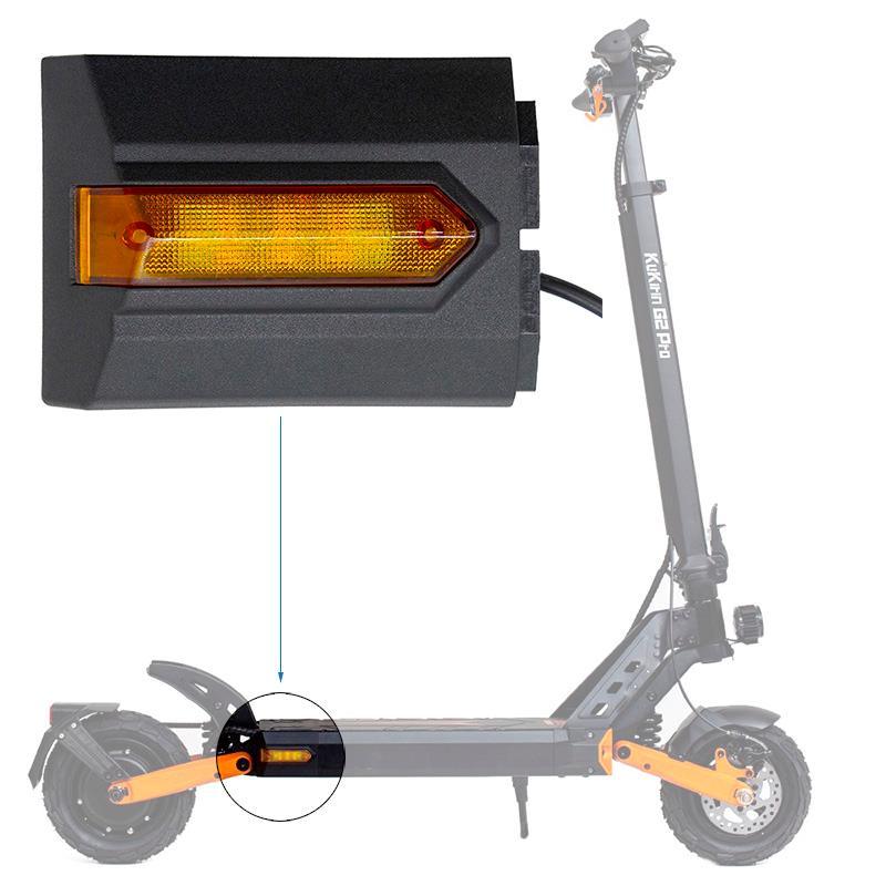 Emplacement du clignotant arrière droit sur le flanc du plancher de la trottinette Kukirin G2 Pro 2024