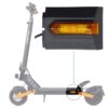 Emplacement du clignotant arrière gauche sur le flanc du plancher de la trottinette Kukirin G2 Pro 2024 Emplacement du clignotant arrière gauche sur le flanc du plancher de la trottinette Kukirin G2 Pro 2024