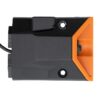 Clignotant avant Kukirin G2 Pro 2024 vu de dessus : les deux passages de vis et l'écran orange en losange Clignotant avant Kukirin G2 Pro 2024 vu de dessus : les deux passages de vis et l'écran orange en losange