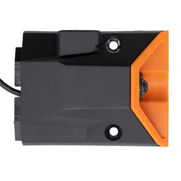 Clignotant avant Kukirin G2 Pro 2024 vu de dessus : les deux passages de vis et l'écran orange en losange Clignotant avant Kukirin G2 Pro 2024 vu de dessus : les deux passages de vis et l'écran orange en losange