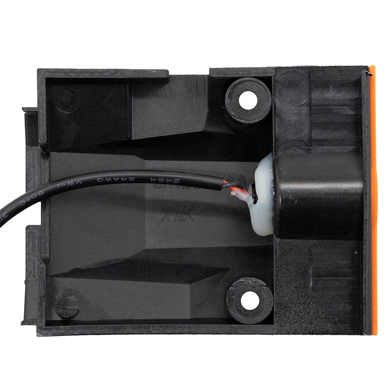 Dos du clignotant avant Kukirin G2 Pro 2024 : la LED, son câble à deux fils et les deux passages de vis