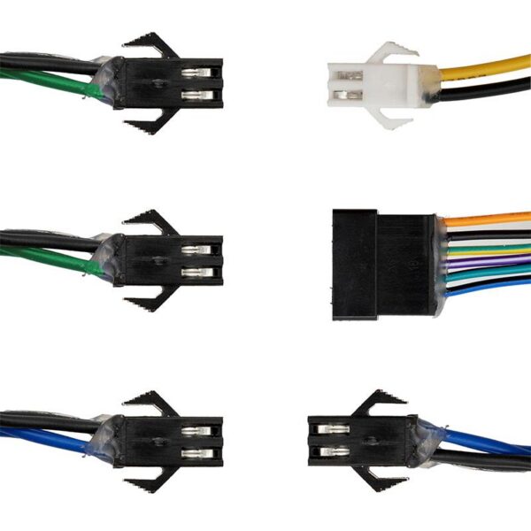 Détail des six prises du convertisseur DC Kukirin G2 Pro 2024 : quatre SM à deux broches, une JST blanche et un connecteur multibroche Détail des six prises du convertisseur DC Kukirin G2 Pro 2024 : quatre SM à deux broches, une JST blanche et un connecteur multibroche