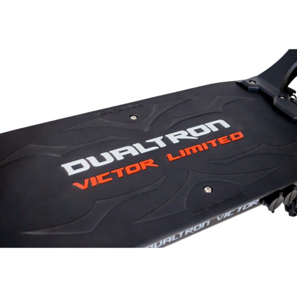 Plateau de la Dualtron Victor Limited, large et antidérapant