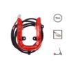 Feu arrière LED Kukirin A1 vu de face, lentille rouge en U et câble noir terminé par un connecteur blanc