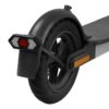 Bloc arrière du kit monté sur le garde-boue d'une trottinette Bloc arrière du kit monté sur le garde-boue d'une trottinette