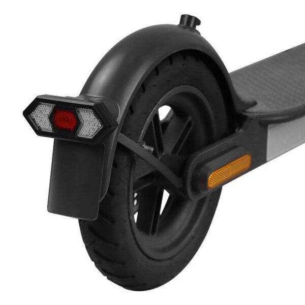 Bloc arrière du kit monté sur le garde-boue d'une trottinette Bloc arrière du kit monté sur le garde-boue d'une trottinette