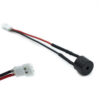 Klaxon Wispeed T855 — le buzzer noir, son câble à deux fils rouge et noir et le connecteur blanc à deux broches