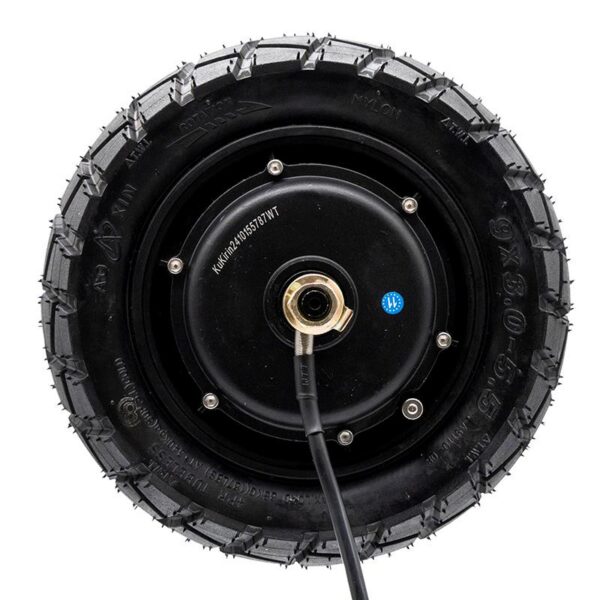 Flanc du pneu de la roue motrice Kukirin G2 Pro 2024 : dimension 9×3.0-5.5, mention tubeless et flèche de rotation