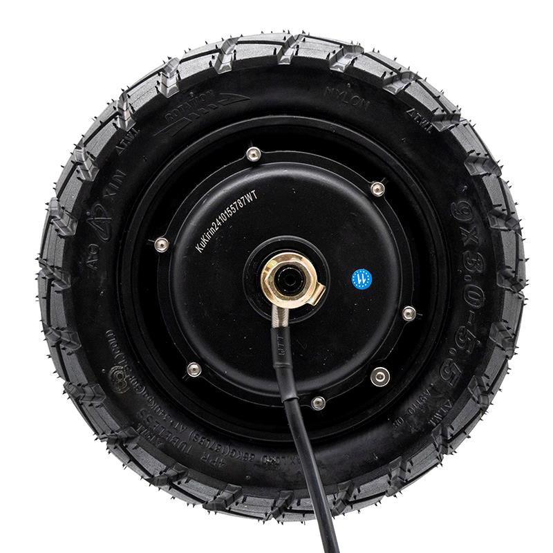 Flanc du pneu de la roue motrice Kukirin G2 Pro 2024 : dimension 9×3.0-5.5, mention tubeless et flèche de rotation