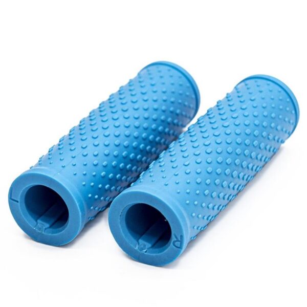 Poignées en silicone bleues, vue rapprochée des picots antidérapants et de l'alésage Poignées en silicone bleues, vue rapprochée des picots antidérapants et de l'alésage