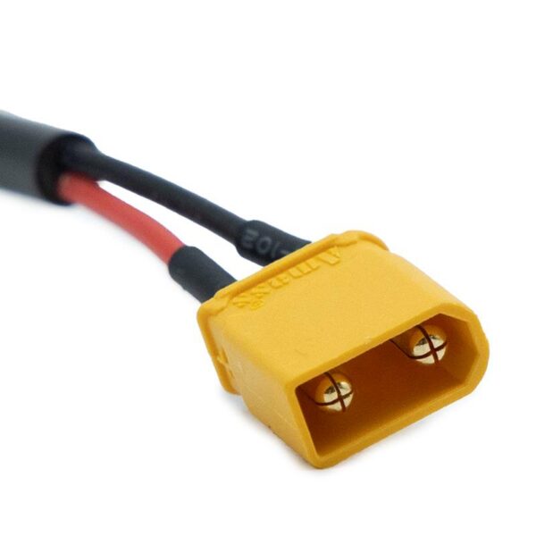 Port de charge Kukirin G2 Pro 2024 vu de trois quarts, corps fileté et écrou de serrage Port de charge Kukirin G2 Pro 2024 vu de trois quarts, corps fileté et écrou de serrage