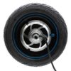 Roue motrice 500 W vue de face : jante en aluminium poli à cinq bras et liseré bleu Roue motrice 500 W vue de face : jante en aluminium poli à cinq bras et liseré bleu