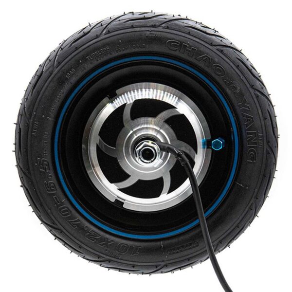 Roue motrice 500 W vue de face : jante en aluminium poli à cinq bras et liseré bleu Roue motrice 500 W vue de face : jante en aluminium poli à cinq bras et liseré bleu