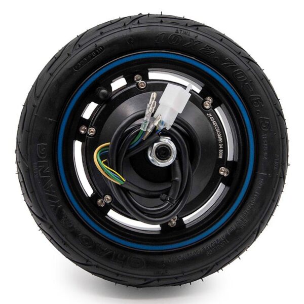 Roue motrice à liseré bleu côté câblage : trois fils de phases et connecteur de capteurs Roue motrice à liseré bleu côté câblage : trois fils de phases et connecteur de capteurs