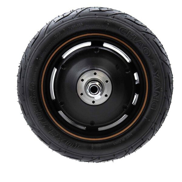 Roue motrice 800 W vue de face : jante noire et pneu tubeless 10 x 2,70-6,5