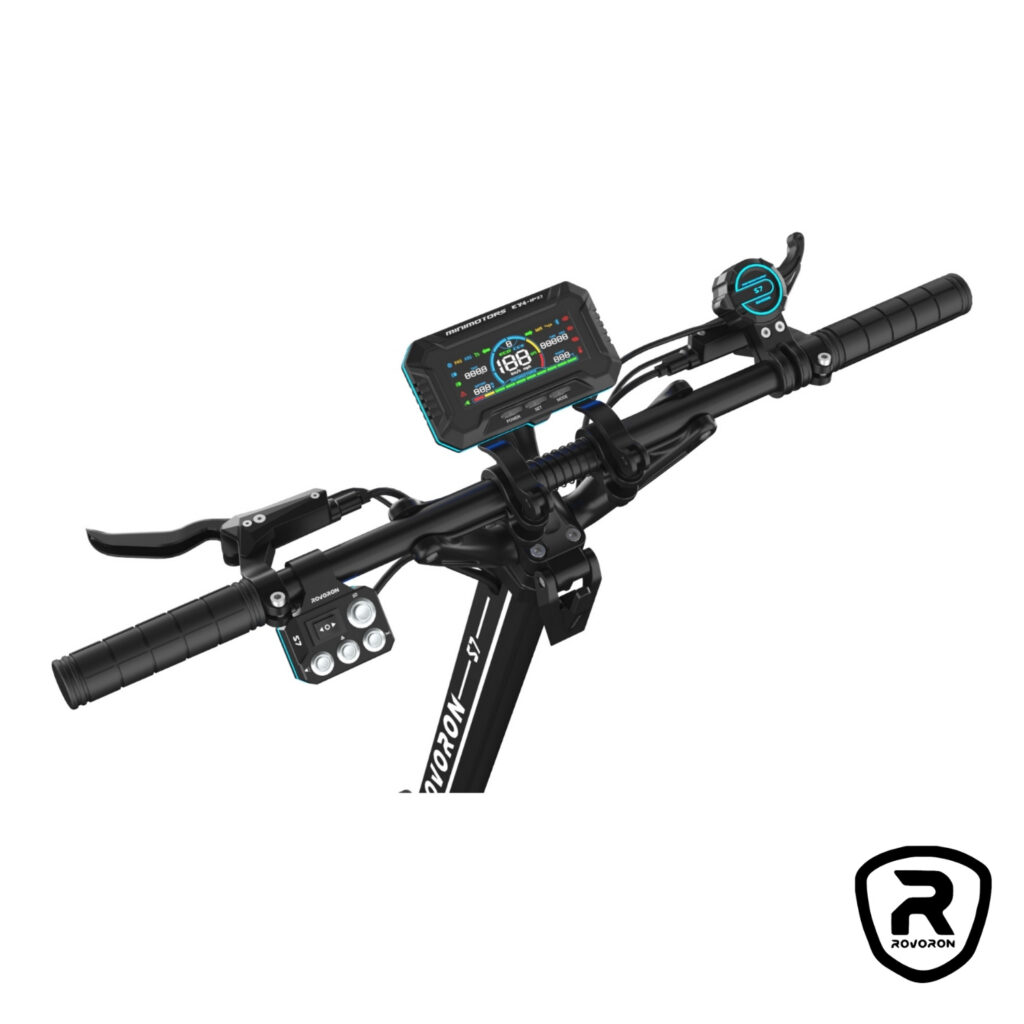 Poste de pilotage de la Rovoron S7 : écran couleur EY4, commandes d'éclairage et de clignotants
