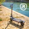 Rovoron S7 sur béquille au bord de l’eau, plateau large et garde-boue arrière