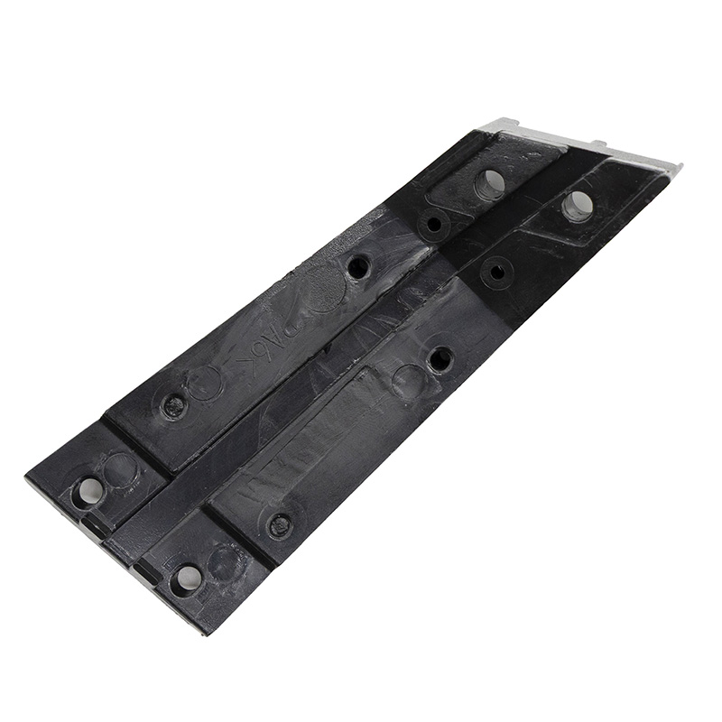 Support de garde-boue arrière Kukirin G2 Pro 2024 vu de dessous, nervures et inserts