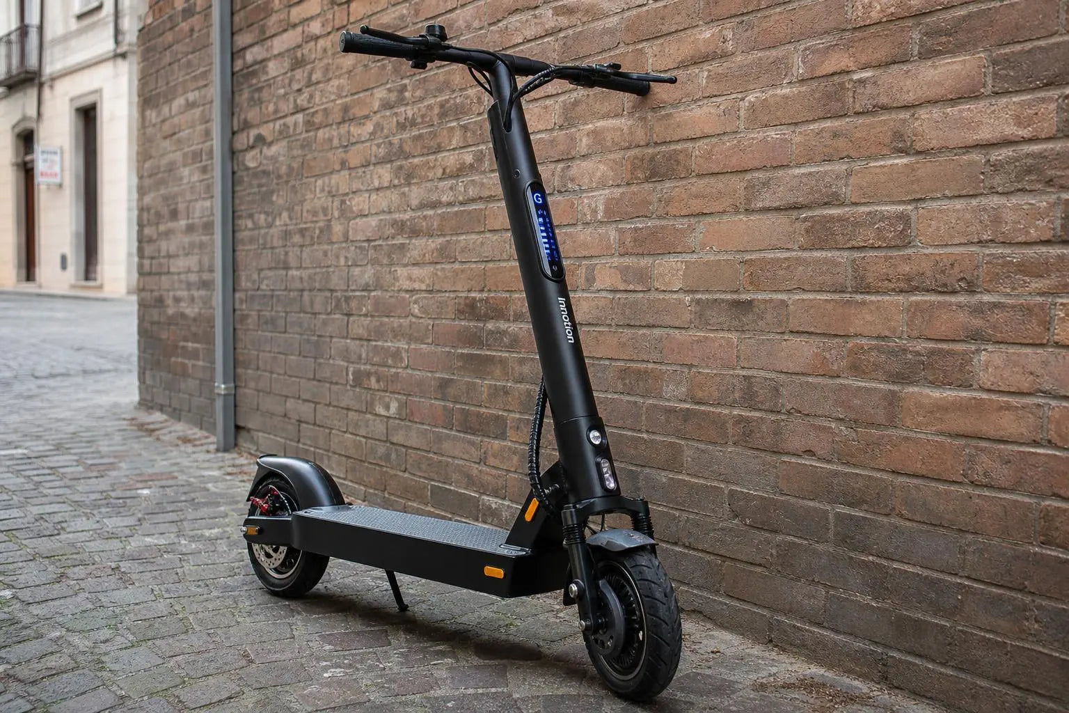 Trottinette électrique noire sur pavé, près d’un mur, prête à rouler, affichant un design moderne et une grande plateforme. autonomie trottinette électrique.