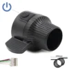 Accélérateur à gâchette Kukirin G4 avec bouton d'alimentation, vu de trois quarts Accélérateur à gâchette Kukirin G4 avec bouton d'alimentation, vu de trois quarts