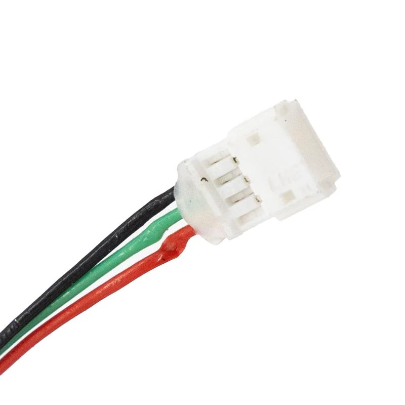 Connecteur blanc JST ZH à trois voies, avec ses fils noir, vert et rouge, sur fond blanc