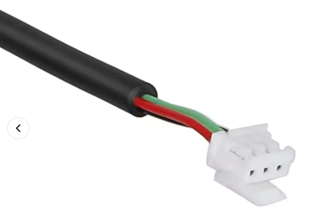 Connecteur trois broches de l'accélérateur avec son câble