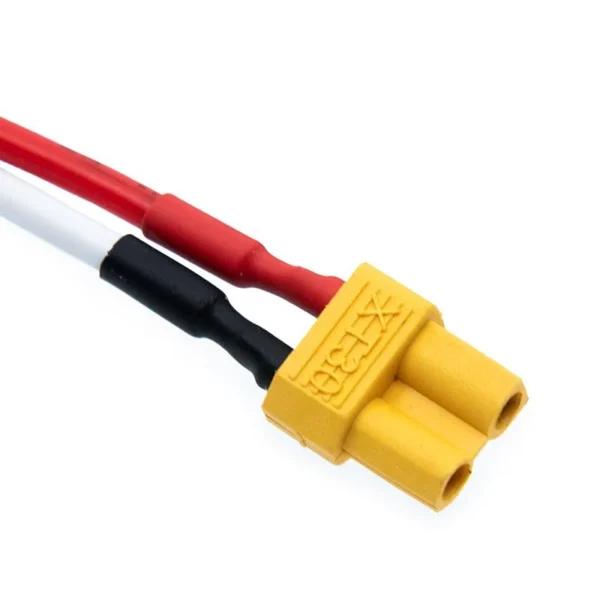 Gros plan sur le connecteur XT30 jaune du faisceau de l'alarme