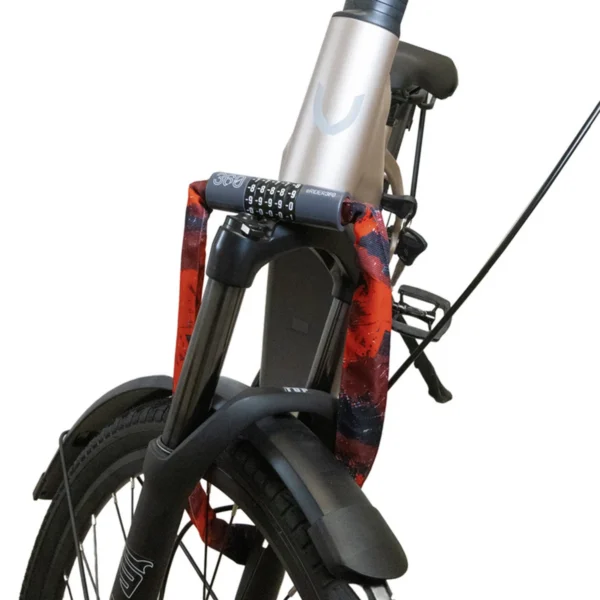 Antivol à combinaison housse rouge passé autour de la fourche d'un vélo