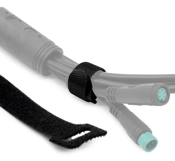 Attache velcro serrée autour d'un faisceau de câbles