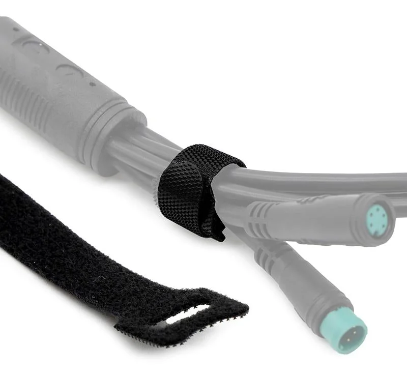 Attache velcro serrée autour d'un faisceau de câbles