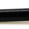 L'axe de pliage noir et son écrou à embase, posés à plat ; le filetage de l'axe porte un dépôt rouge.