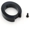 Bague de rétention vue de trois quarts, avec sa vis posée à côté