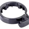 Bague de rétention du levier de pliage, anneau noir ouvert avec ergot marqué de deux triangles Bague de rétention du levier de pliage, anneau noir ouvert avec ergot marqué de deux triangles