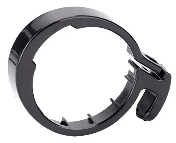 Intérieur de la bague de rétention : nervures moulées et ouverture en C Intérieur de la bague de rétention : nervures moulées et ouverture en C