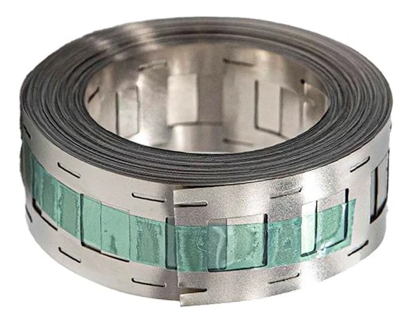 Détail des découpes de la bande de nickel